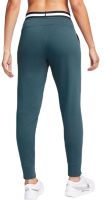 Tenisa bikses sievietēm Nike Dri-Fit Heritage Core Fleece Pant - deep jungle Tenisa bikses sievietēm Nike Dri-Fit Heritage Core Fleece Pant - deep jungle