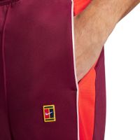 Meeste tennisepüksid Nike Court Heritage Suit Pant - dark beetroot/habanero red/pink foam Meeste tennisepüksid Nike Court Heritage Suit Pant - dark beetroot/habanero red/pink foam