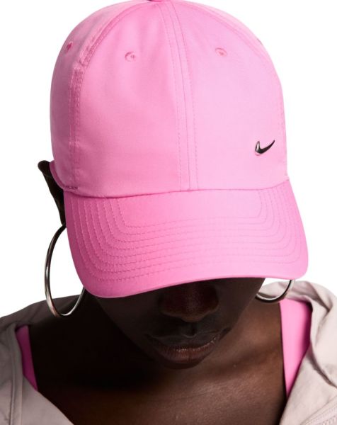 Gorra de tenis  Nike Dri-Fit Club Unstructured Metal Swoosh Cap - playful pink/metallic silver