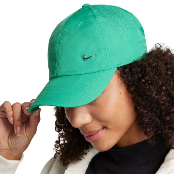 Teniso kepurė Nike Dri-Fit Club Unstructured Metal Swoosh Cap - Sidabrinis, Žalias