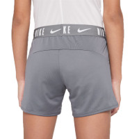 Dievčenské šortky Nike Dri-Fit Trophy 6in Shorts - smoke grey/smoke grey/white Dievčenské šortky Nike Dri-Fit Trophy 6in Shorts - smoke grey/smoke grey/white