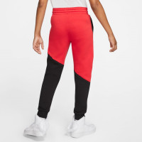 Kelnės berniukams Nike NSW Core Amplify Pant B - black/university red/black Kelnės berniukams Nike NSW Core Amplify Pant B - black/university red/black