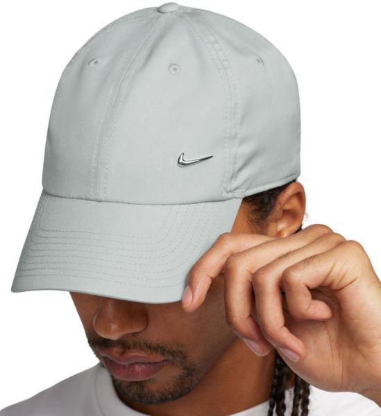 Berretto da tennis Nike Dri-Fit Club Unstructured Metal Swoosh Cap - light smoke grey/metallic silver