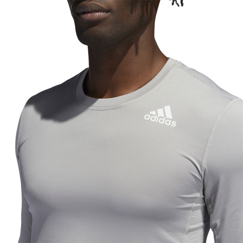 H08816_APP_on-model_detail-1_white