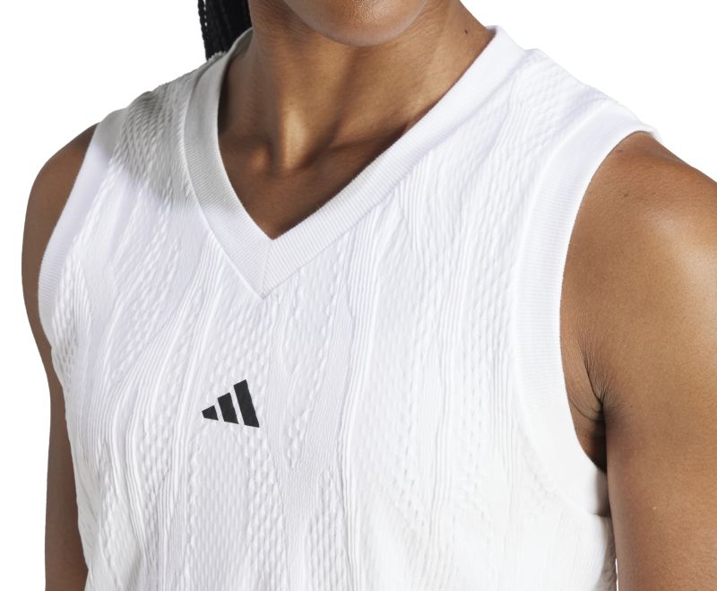 IT4688_8_APPAREL_On-Model_Detail-View-1_white