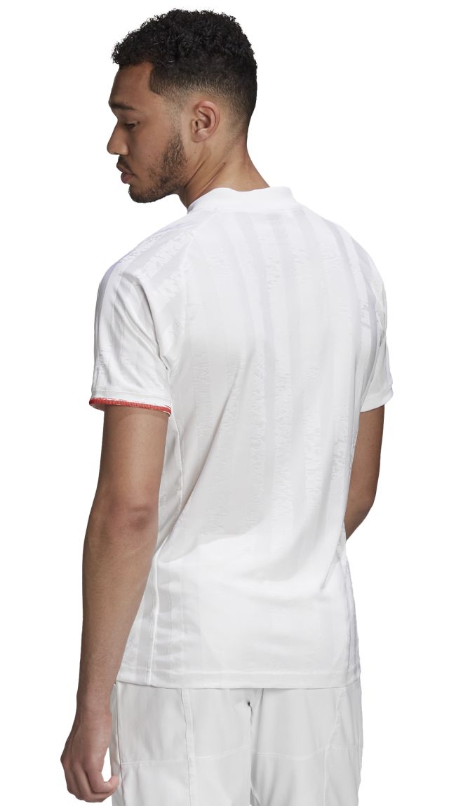 FR4317_APP_on-model_back_white