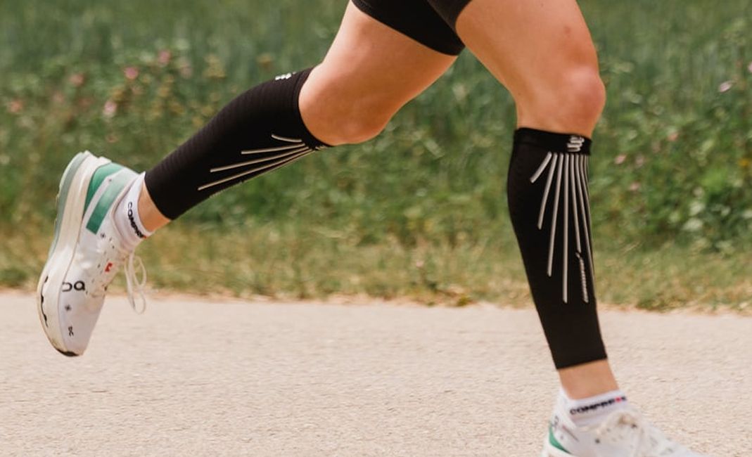 Compressport R2 Aero Calf Sleeves - black/white