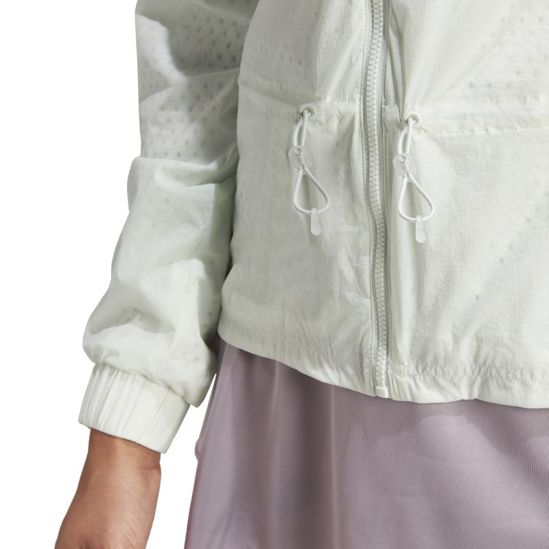 IL7366_8_APPAREL_On-Model_Detail-View-2_white