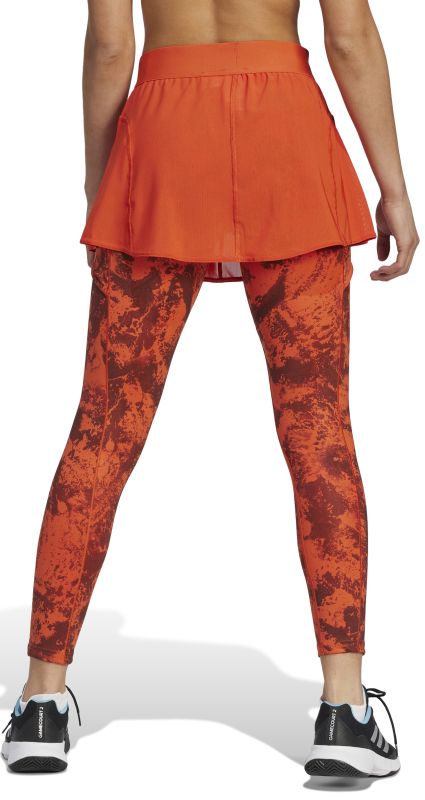 HU1816_5_APPAREL_On-Model_Back-View_white