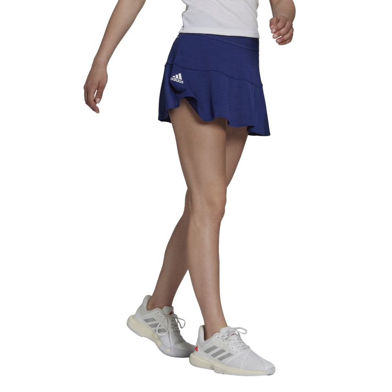 H20990_APP_on-model_walking_white