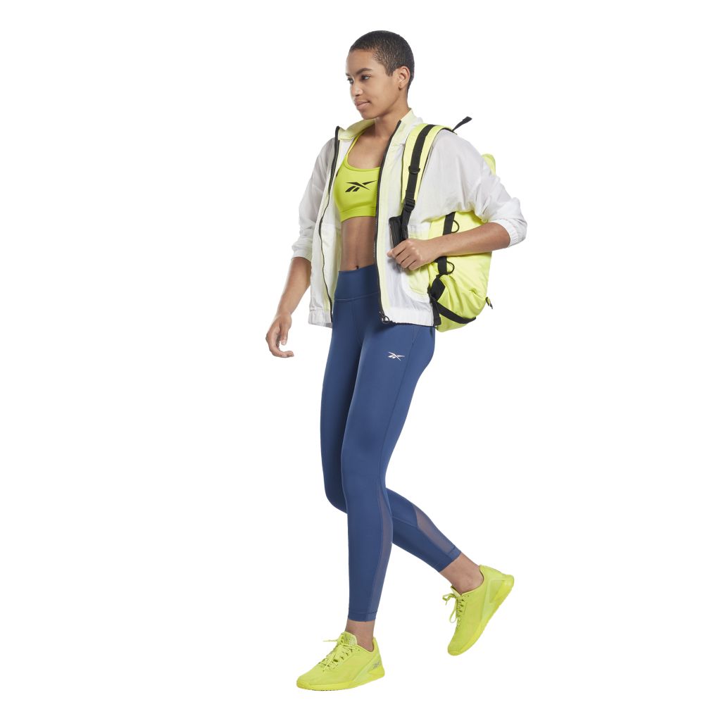 H49048_APP_on-model_side_white