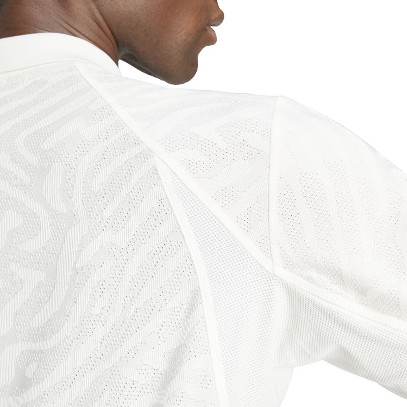 IL7383_8_APPAREL_On-Model_Detail-View-1_white