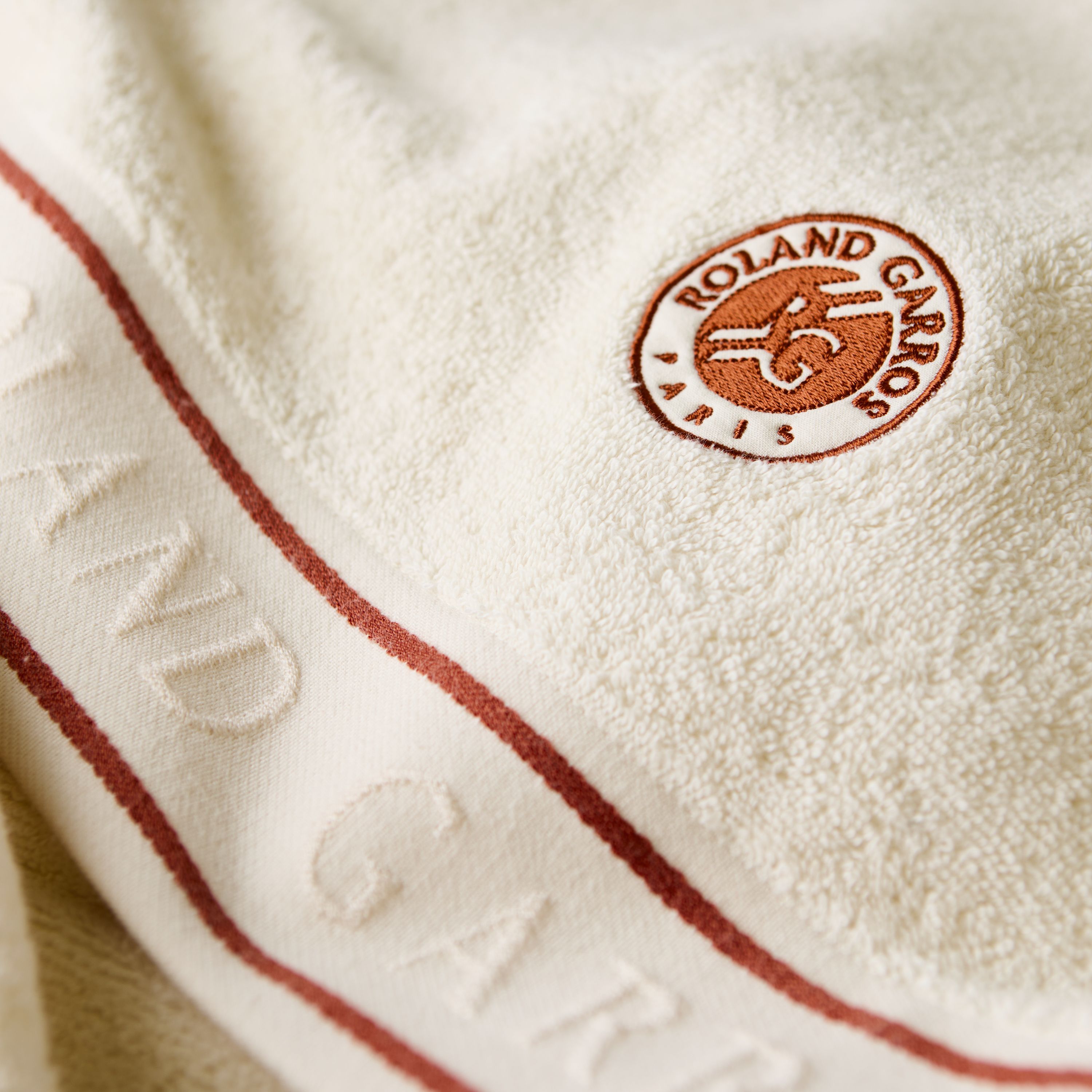 Roland Garros Clay Eponge Brodee Serv1 - cream