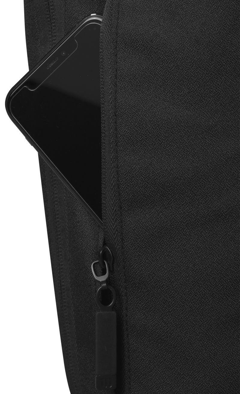 WR8030601_5_LIFESTYLE_BACKPACK_BL-png-high-res