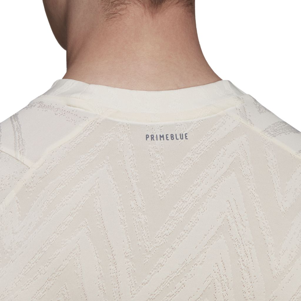 H31412_APP_on-model_detail-3_white