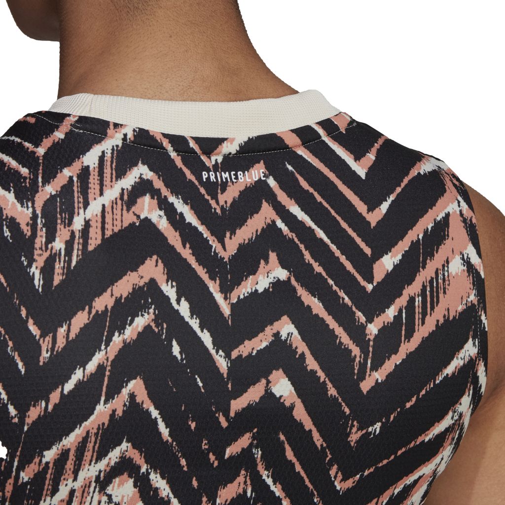 H31123_APP_on-model_detail-2_white