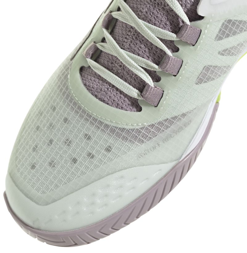 IF0411_10_FOOTWEAR_Photography_Detail-View-3_white